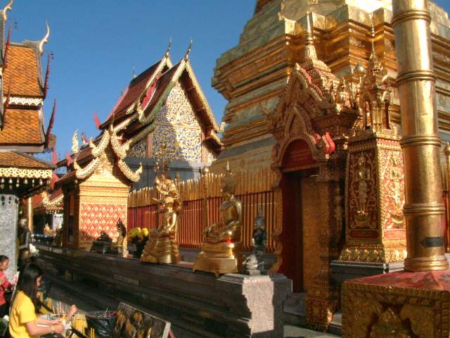 Wat Doi Suthep 008.JPG (57124 byte)